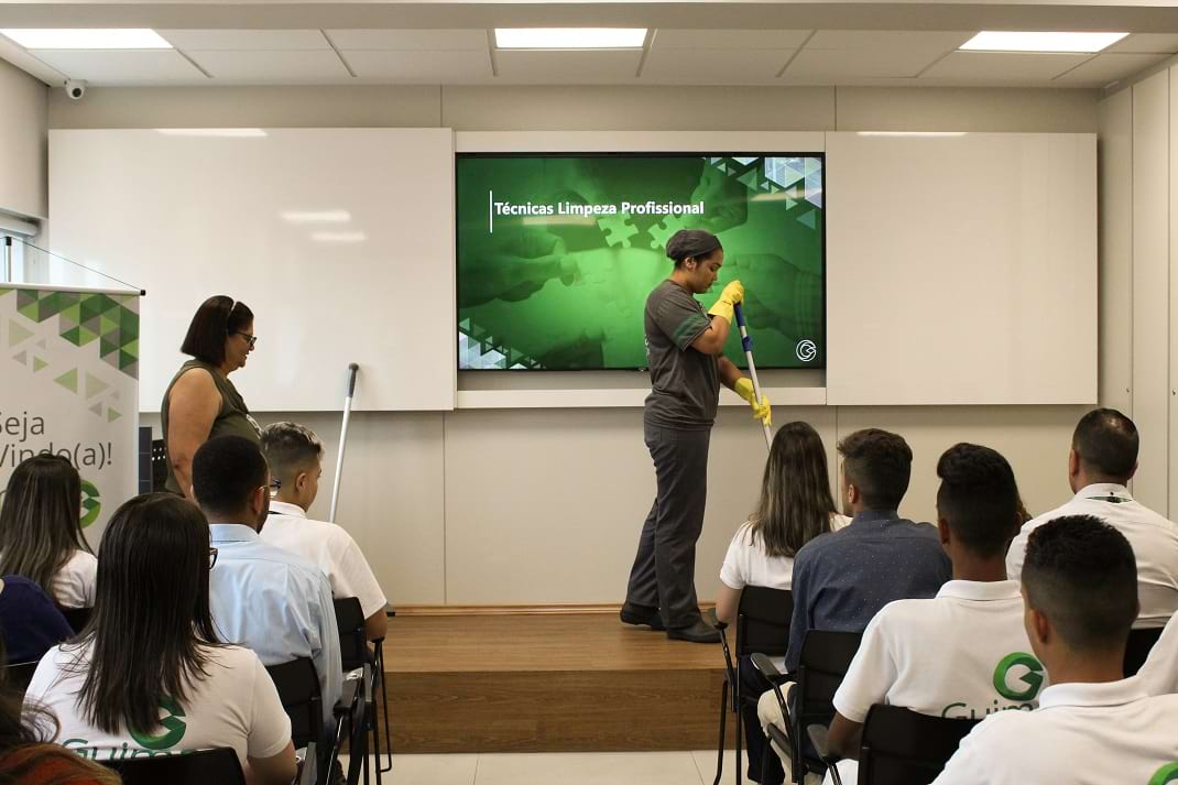 Treinamento sobre técnicas de limpeza profissional hospitalar