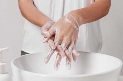 Mãos sendo lavadas para prevenção de infecção hospitalar