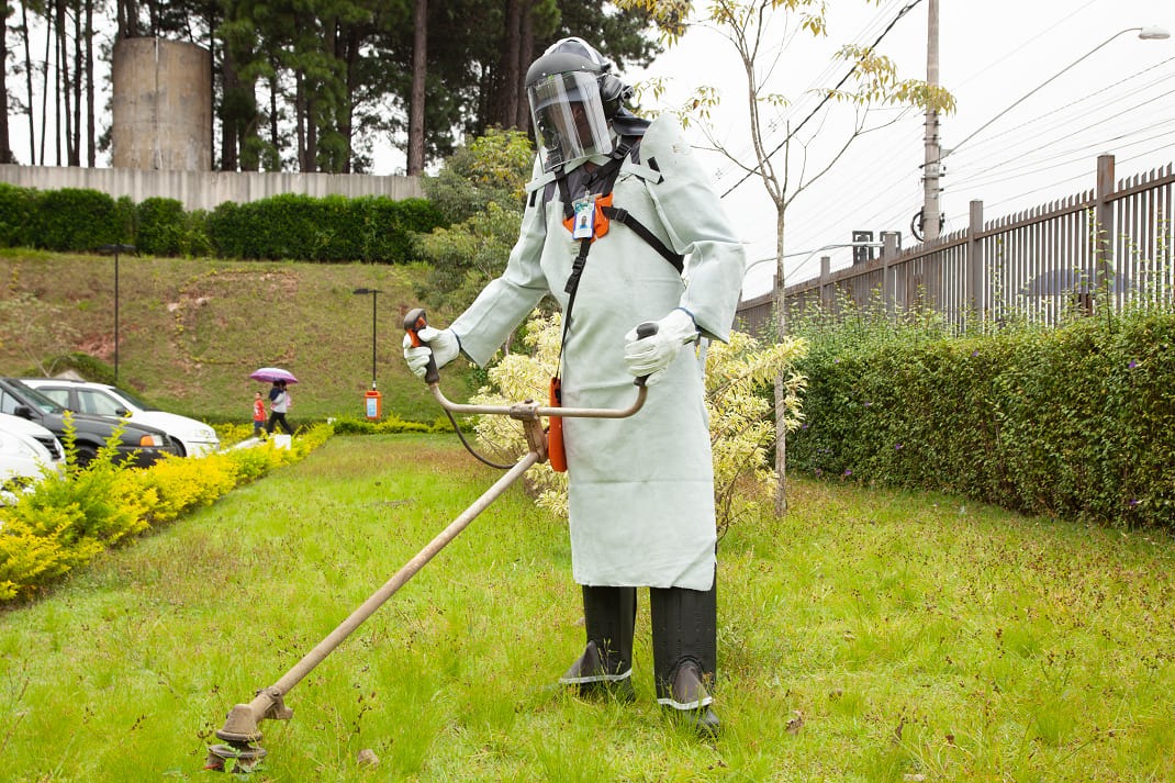 Funcionário da Guima realizando manutenção de áreas verdes de maneira sustentável