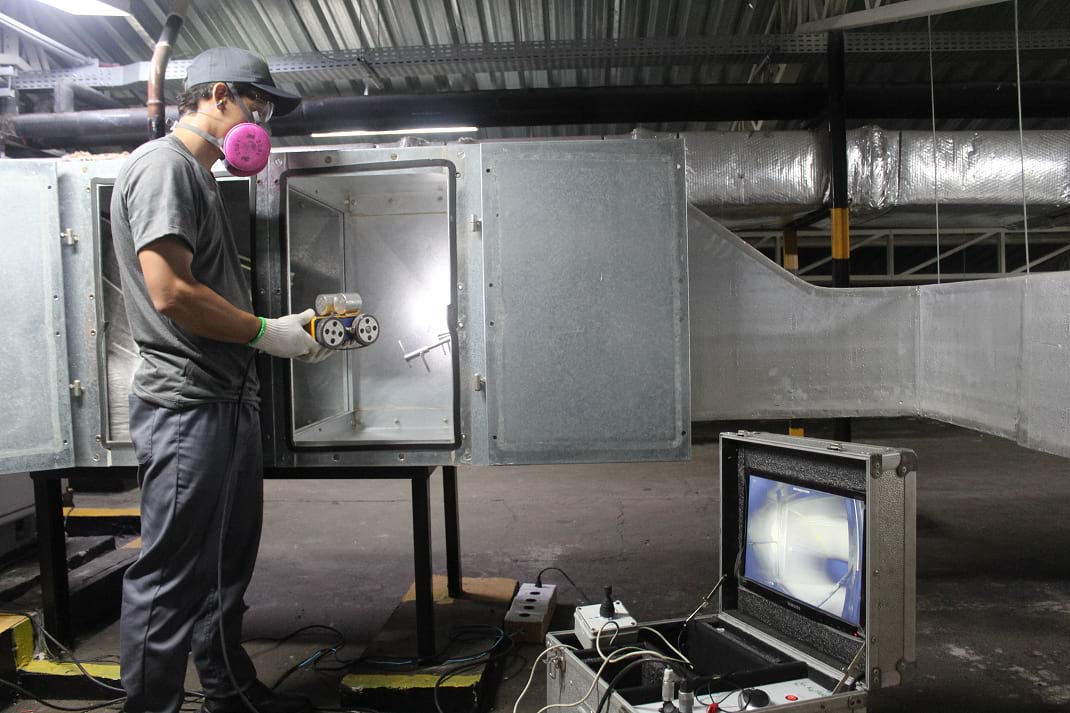Engenheiro de manutenção da Guima Conseco realizando análise de falhas em sistema de ventilação.