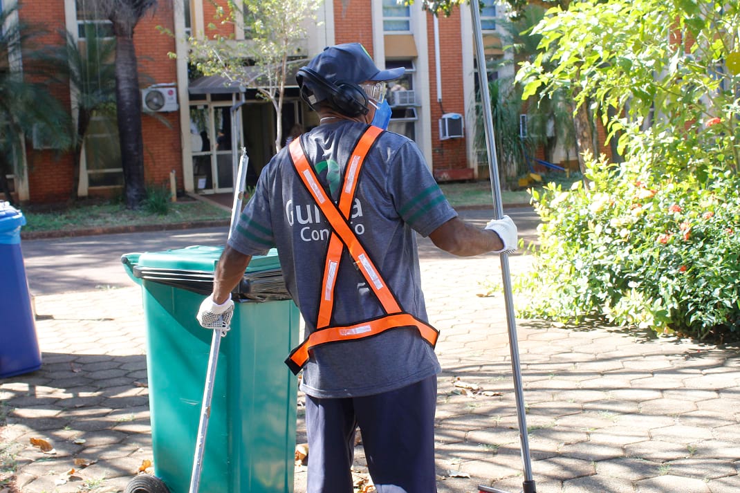 Funcionário da Guima Conseco realizando manutenção de área verde de maneira sustentável