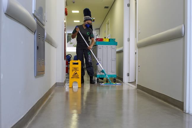 Funcionária da Guima Conseco promovendo segurança através da limpeza hospitalar