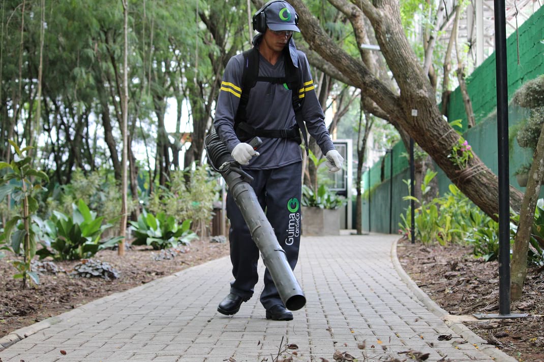 Profissional da Guima Conseco utilizando de práticas sustentáveis para manutenção de áreas verdes