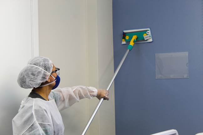 Procedimentos de limpeza em ambiente hospitalar com uso de EPIs