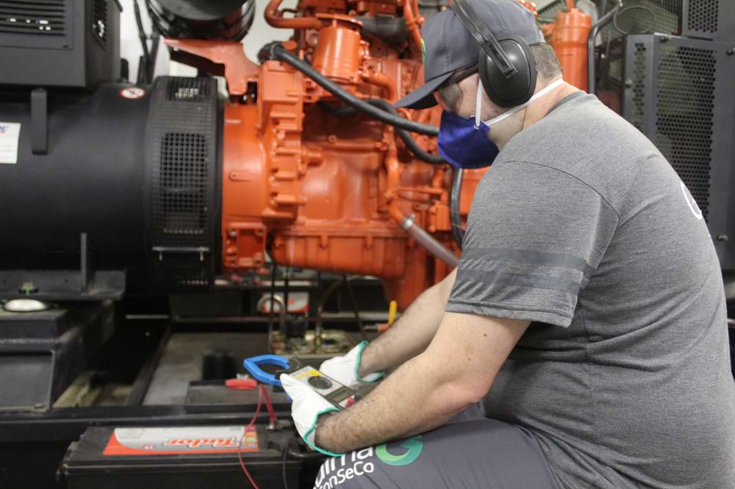 Profissional de manutenção da Guima Conseco trabalhando em equipamento industrial.