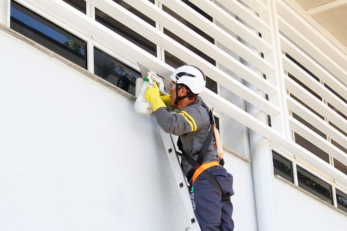 Imagem de profissional realizando trabalho em altura