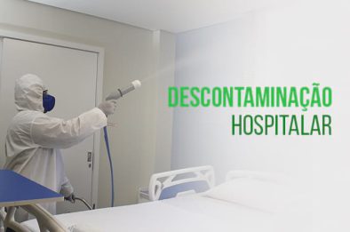 Equipe especializada em descontaminação hospitalar utilizando EPI completo