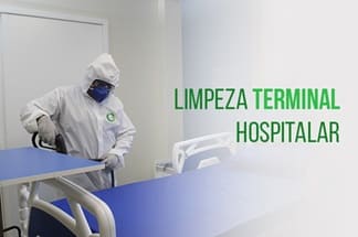 Equipe especializada em descontaminação hospitalar utilizando EPI completo