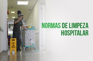 Equipe especializada em descontaminação hospitalar utilizando EPI completo