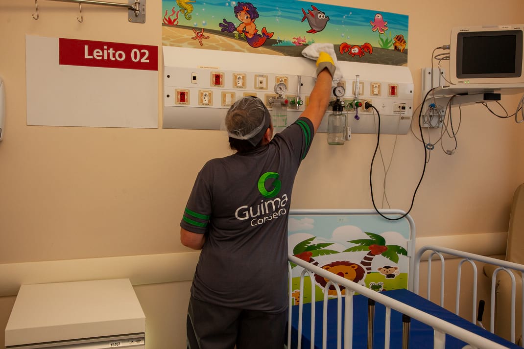 Treinamento de profissionais de saúde na descontaminação de leito hospitalar infantil