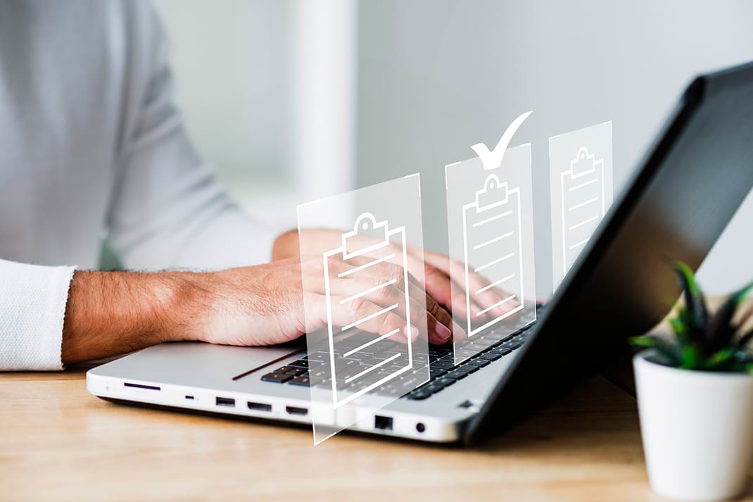 Profissional atualizando as normas de segurança do trabalho no laptop
