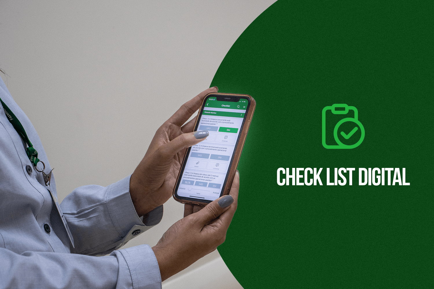 Checklist digital de limpeza hospitalar exibido em smartphone