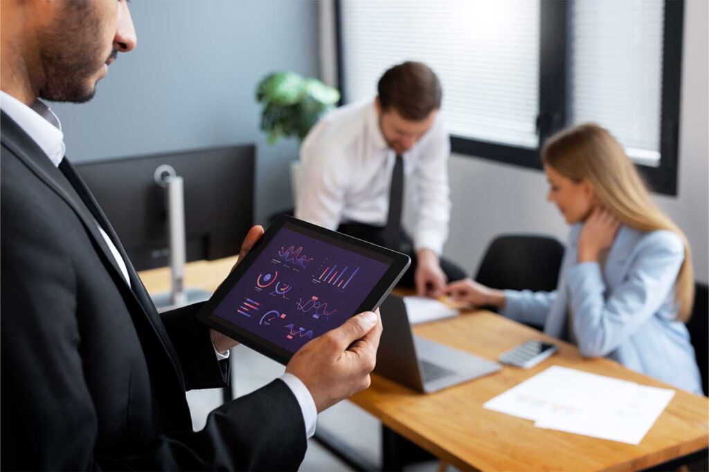 Bom fornecedor de facilities: equipe reunida definindo estratégias, alinhamento de prioridades e planejamento dos serviços de facilities.