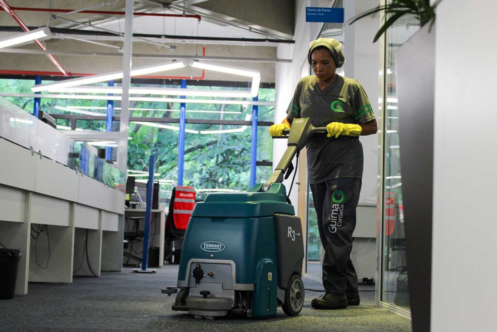 Bom fornecedor de facilities: profissional da Guima Conseco executando serviço de limpeza corporativa com foco em qualidade e produtividade nos ambientes de trabalho.