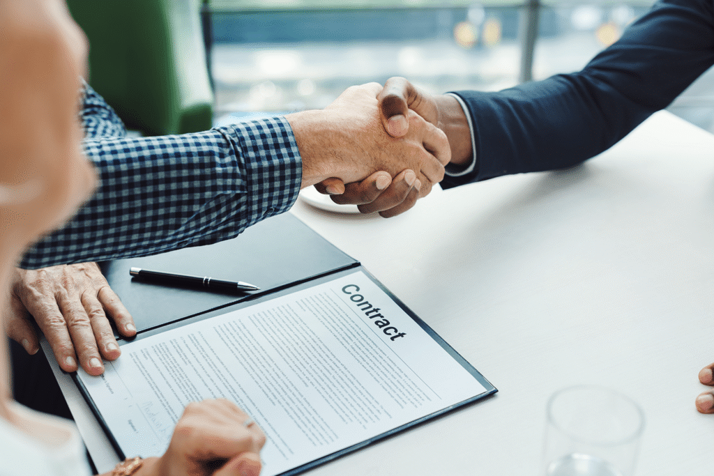 Trabalho terceirizado exemplos: fechamento de contrato de prestação de serviços terceirizados, simbolizando parceria entre empresa contratante e prestadora de facilities.