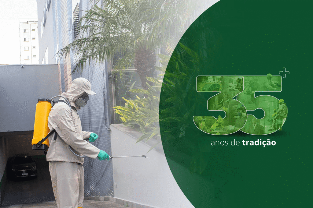 Profissional aplicando controle integrado de pragas com mais de 35 anos de experiência