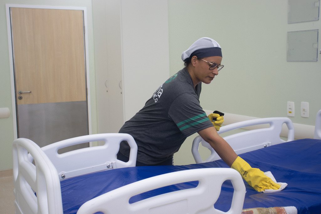Contaminação cruzada hospitalar: principais causas operacionais 2 Limpeza de leito hospitalar com luvas e pano de higienização.